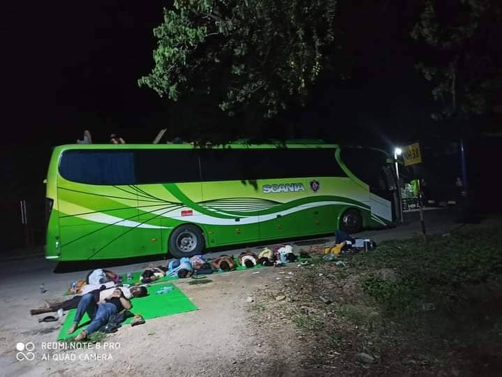 (စစ်ကောင်စီတပ်က ရမ်းသမ်းပစ်ခတ်နေ၍ ရွှေဘို-မန္တလေးလမ်းဘေးတွင် ညအိပ်စောင့်ဆိုင်းနေရသော ခရီးသွားယာဥ်များ။ ။ဓါတ်ပုံ-AN)