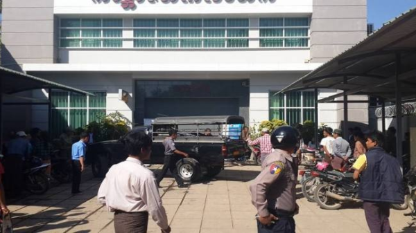 ပခုက္ကူမြိူ့ရှိ ကမ္ဘောဇဘဏ်ခွဲတစ်ခုအား တွေ့ရစဥ်၊ဓာတ်ပုံ-Cj(ပုံအဟောင်းဖြစ်ပါသည်။)