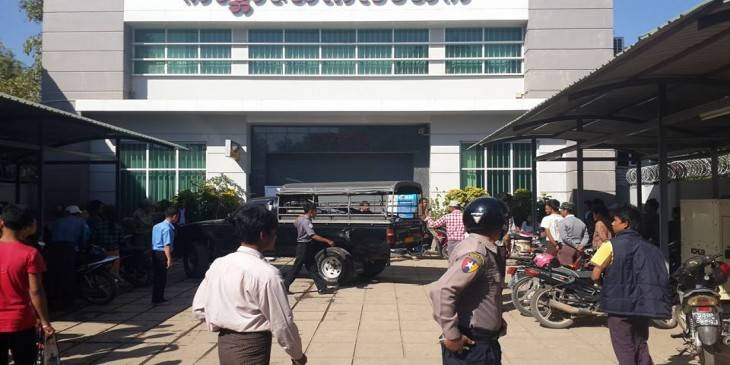 ပခုက္ကူမြိူ့ရှိ ကမ္ဘောဇဘဏ်ခွဲတစ်ခုအား တွေ့ရစဥ်၊ဓာတ်ပုံ-Cj(ပုံအဟောင်းဖြစ်ပါသည်။)