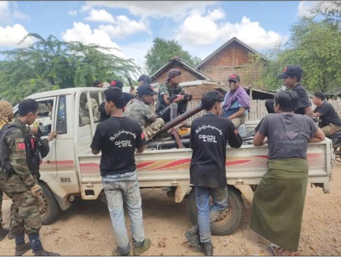 (စစ်ဆင်ရေးတစ်ခု သွားရောက်ရန် ပြင်ဆင်နေသည့် ပခုက္ကူမြို့ပြပြောက်ကျားတပ်ဖွဲ့ဝင်များအား တွေ့ရစဥ်။ ဓာတ်ပုံ-ပခုက္ကူမြို့ပြပြောက်ကျားတပ်ဖွဲ့)