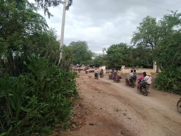 ထွက်ပြေးတိမ်းရှောင်နေရသည့် ပြည်သူများအား တွေ့ရစဉ်၊ ဓာတ်ပုံ-မြောင် CDSOM