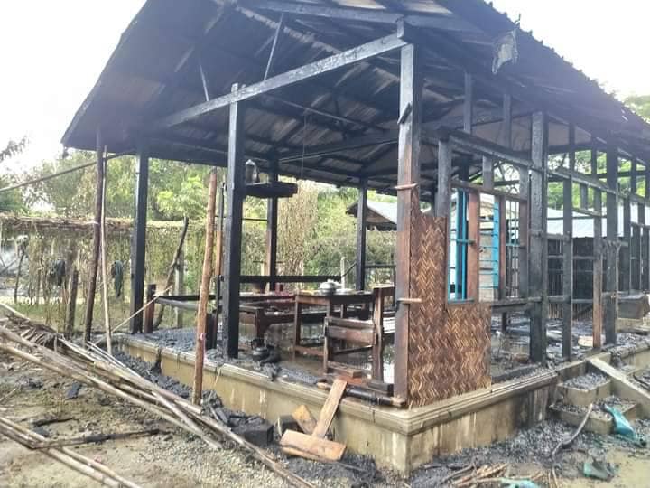 (အင်းပတ်ကျေးရွာအား စစ်ကောင်စီတပ်က ဝင်ရောက်ဖျက်ဆီးမီးရှို့သွားပြီးနောက် တွေ့ရစဥ်၊ဓာတ်ပုံ-ခင်ဦးမြို့နယ်သတင်းမှန်ပြန်ကြားရေး)