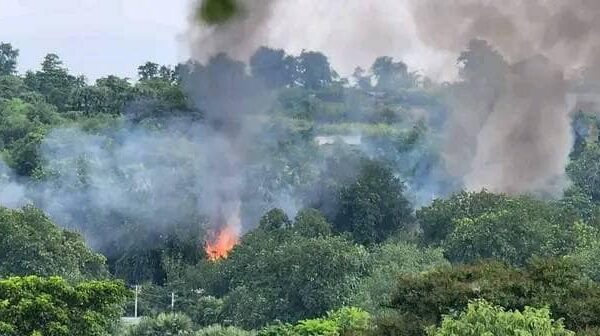 ကြက်ဆူအိုင့်ကျေးရွာအား စစ်ကောင်စီတပ်က မီးရှို့ဖျက်ဆီးနေစဉ်၊ ဓာတ်ပုံ-We Love Myaing