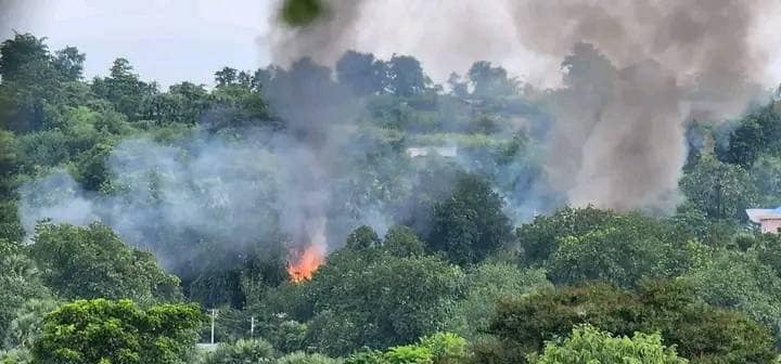 ကြက်ဆူအိုင့်ကျေးရွာအား စစ်ကောင်စီတပ်က မီးရှို့ဖျက်ဆီးနေစဉ်၊ ဓာတ်ပုံ-We Love Myaing