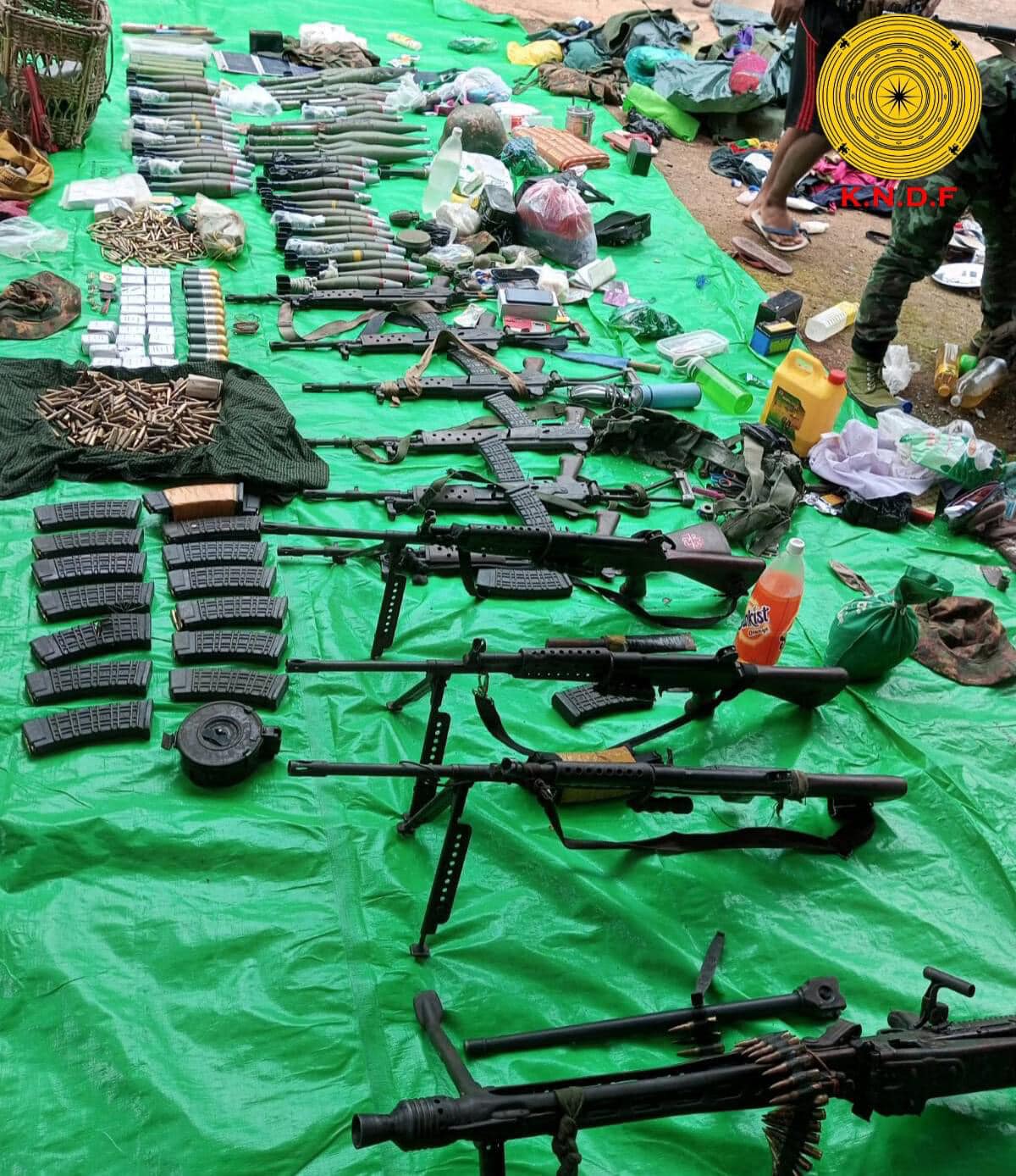 (NUG ကာကွယ်ရေးဝန်ကြီးနှင့် စစ်ကောင်စီတပ် ထံမှ သိမ်းဆည်းရမိသော လက်နက်ခဲယမ်းများကို တွေ့ရစဉ်၊ ဓာတ်ပုံ - ကော်ဘရာစစ်ကြောင်း၊ ၊KNDF)