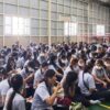 (အလုပ်မှ ထုတ်ပယ်ခံရသည့် မြန်မာလုပ်သားတွေအပါအဝင် စက်ရုံလုပ်သားတွေကို တွေ့ရစဥ်၊ဓာတ်ပုံ - Ye Min/FB)