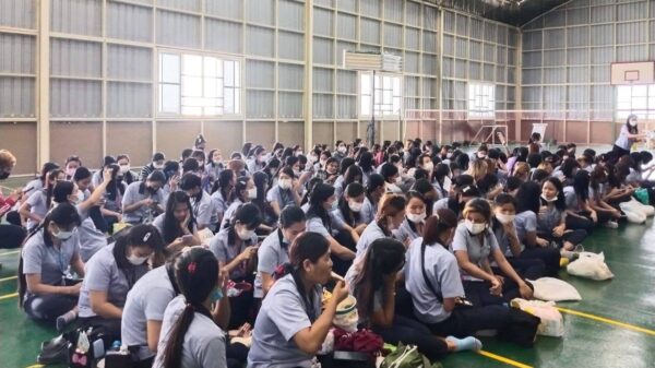 (အလုပ်မှ ထုတ်ပယ်ခံရသည့် မြန်မာလုပ်သားတွေအပါအဝင် စက်ရုံလုပ်သားတွေကို တွေ့ရစဥ်၊ဓာတ်ပုံ - Ye Min/FB)