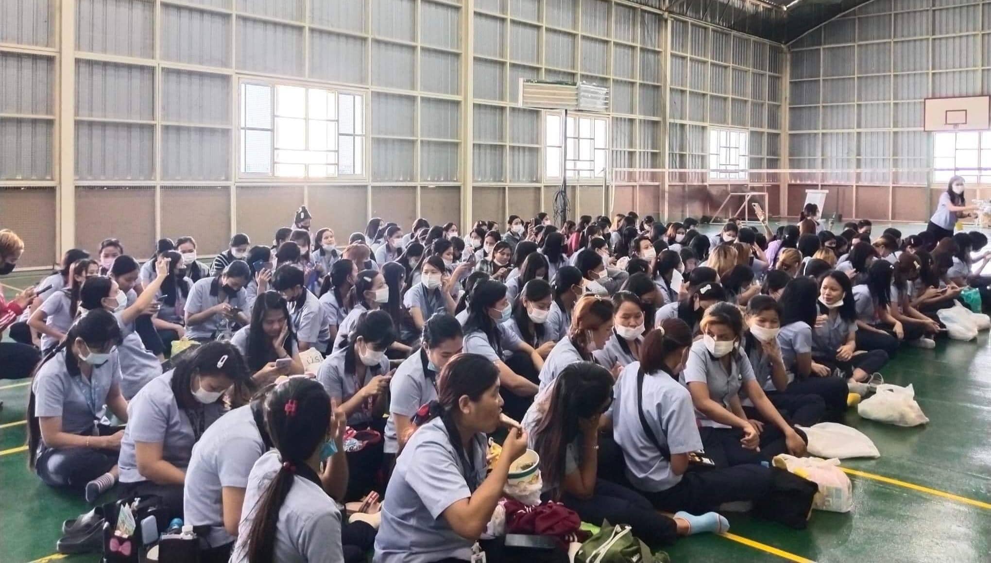 (အလုပ်မှ ထုတ်ပယ်ခံရသည့် မြန်မာလုပ်သားတွေအပါအဝင် စက်ရုံလုပ်သားတွေကို တွေ့ရစဥ်၊ဓာတ်ပုံ - Ye Min/FB)