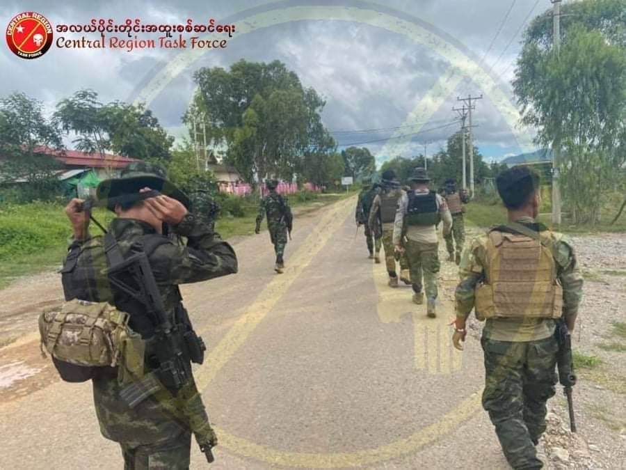 (အလယ်ပိုင်းတိုင်းအထူးစစ်ဆင်းရေးမှ ရဲဘော်များအား တွေ့ရစဥ်)