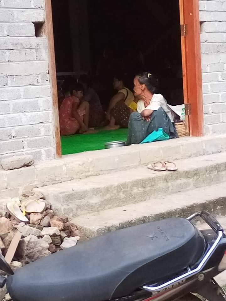 (ထွက်ပြေးတိမ်းရှောင်နေရသည့် ဆိပ်ဖြူနယ်ဒေသခံများအား တွေ့ရစဥ်၊ဓာတ်ပုံ-ဆိပ်ဖြူမြောက်ပိုင်း ပြည်သူ့ကာကွယ်ရေးတပ်ဖွဲ့)