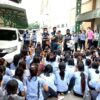 (အလုပ်မှ ထုတ်ပယ်ခံရသည့် မြန်မာလုပ်သားတွေအပါအဝင် စက်ရုံလုပ်သားတွေကို တွေ့ရစဥ်၊ဓာတ်ပုံ - ပေးပို့)