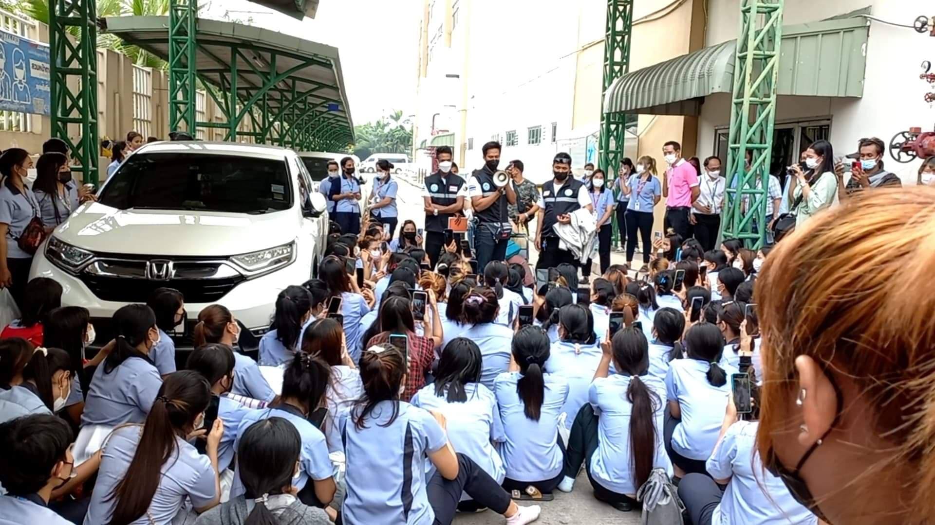 (အလုပ်မှ ထုတ်ပယ်ခံရသည့် မြန်မာလုပ်သားတွေအပါအဝင် စက်ရုံလုပ်သားတွေကို တွေ့ရစဥ်၊ဓာတ်ပုံ - ပေးပို့)