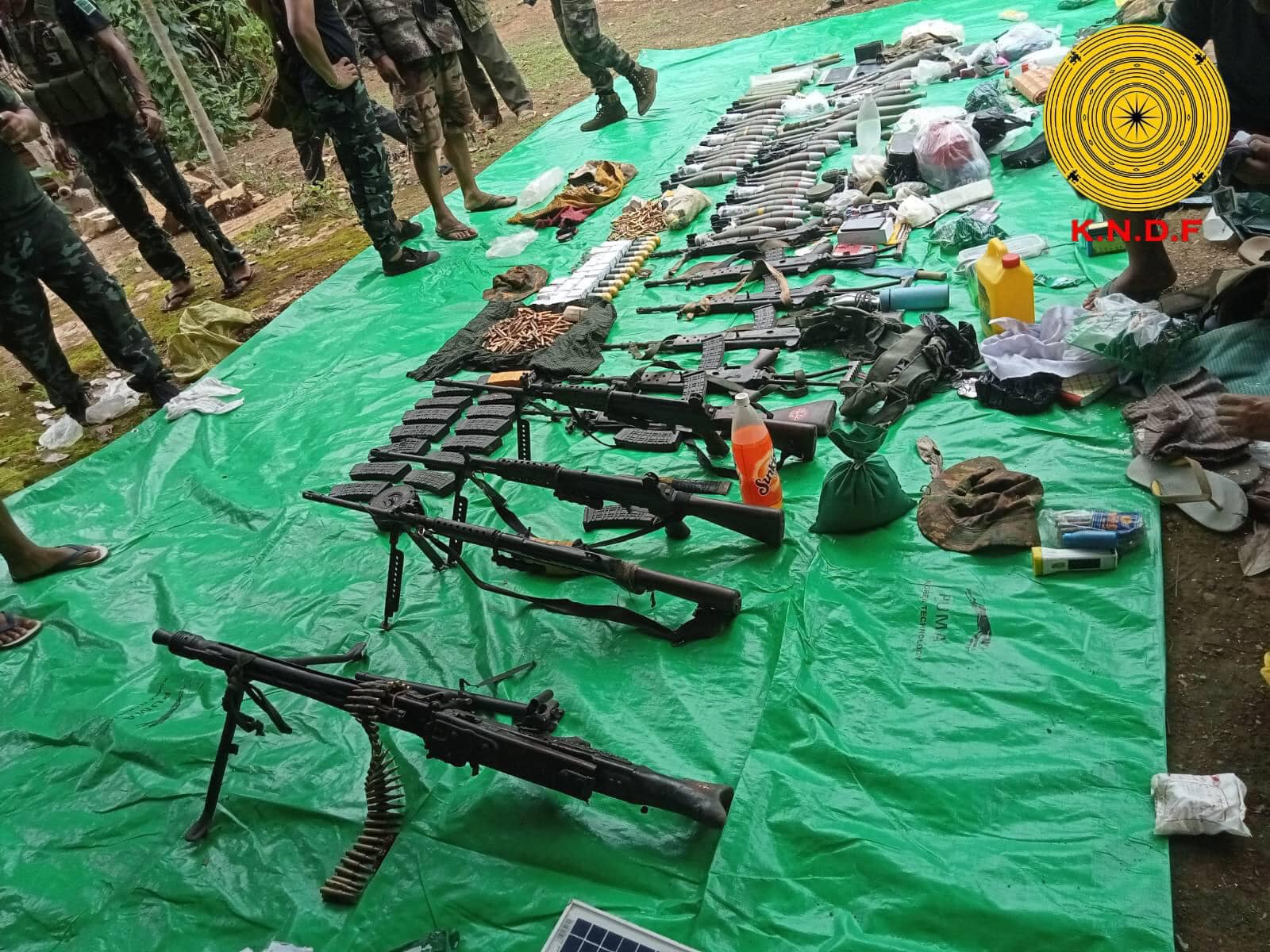 (NUG ကာကွယ်ရေးဝန်ကြီးနှင့် စစ်ကောင်စီတပ် ထံမှ သိမ်းဆည်းရမိသော လက်နက်ခဲယမ်းများကို တွေ့ရစဉ်၊ ဓာတ်ပုံ - ကော်ဘရာစစ်ကြောင်း၊ ၊KNDF)