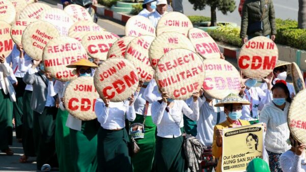 (စစ်အာဏာရှင်ဆန့်ကျင်ရေးအဖြစ် ဆရာ၊ဆရာမများက CDM ပြုလုပ်၍ ချီတက်ဆန္ဒပြနေသည် ကို ၂၀၂၁ဖေဖော်ဝါရီ ၂၃ရက်က တွေ့ရစဉ်၊ ဓာတ်ပုံ - CJ)