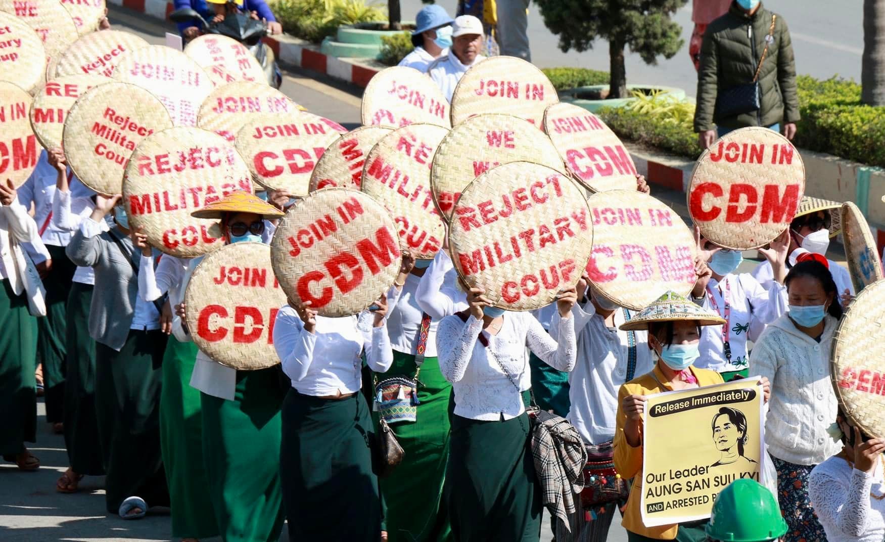 (စစ်အာဏာရှင်ဆန့်ကျင်ရေးအဖြစ် ဆရာ၊ဆရာမများက CDM ပြုလုပ်၍ ချီတက်ဆန္ဒပြနေသည် ကို ၂၀၂၁ဖေဖော်ဝါရီ ၂၃ရက်က တွေ့ရစဉ်၊ ဓာတ်ပုံ - CJ)