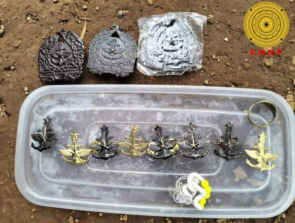 (ပြီးခဲ့သည့်ရက်ပိုင်းအတွင်း မိုးဗြဲတိုက်ပွဲ၌ စစ်ကောင်စီတပ်ထံမှ သိမ်းဆည်းရမိခဲ့သော လက်နက်ခဲယမ်းများအား တွေ့ရစဉ်၊ ဓာတ်ပုံ - KNDF)