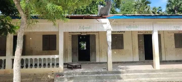 (ယဉ်ကျေးမှုသင်တန်းကျောင်းအတွင်း လက်နက်ကြီးများဖြင့် ပစ်ခတ်ခံရမှုကြောင့် ထိခိုက်ဒဏ်ရာရသွားသော ကလေးငယ်များနှင့် ပျက်စီးမှုများအား တွေ့ရစဥ်၊ ဓာတ်ပုံ- - ပဲယင်းမြို့နယ်စစ်ရှောင်ထောက်ပံ့ရေး)