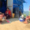 (အိန္ဒိယနိုင်ငံ ၊မီဇိုရမ်ပြည်နယ်အတွင်းရှိ ဒုက္ခသည်စခန်းတစ်ခုတွင် မြန်မာမိသားစုတစ်စုကို​တွေ့ရစဥ်။ ဓါတ်ပုံ- Tora Agarwala/Indianexpress)