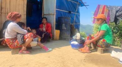 (အိန္ဒိယနိုင်ငံ ၊မီဇိုရမ်ပြည်နယ်အတွင်းရှိ ဒုက္ခသည်စခန်းတစ်ခုတွင် မြန်မာမိသားစုတစ်စုကို​တွေ့ရစဥ်။ ဓါတ်ပုံ- Tora Agarwala/Indianexpress)