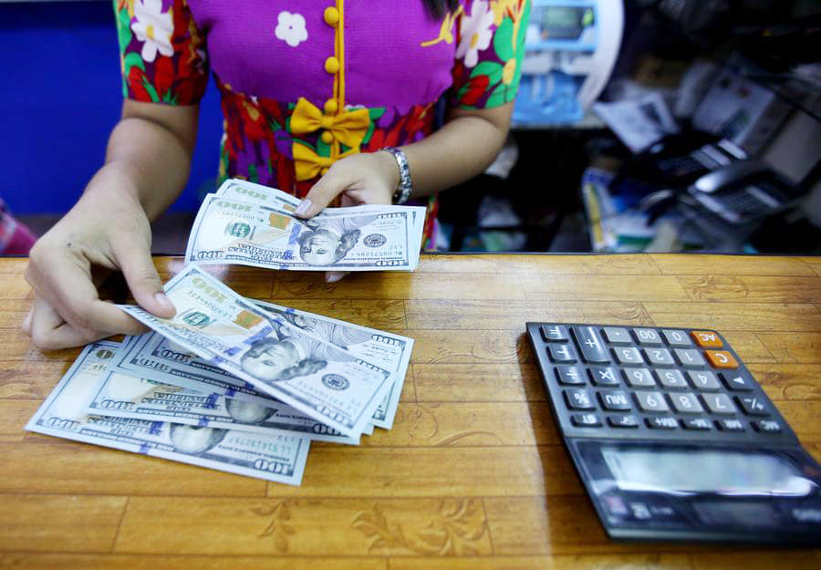 စစ်​ကောင်စီက ​ငွေလဲ​ကောင်တာများကို ဖိအားမျိုးစုံ​ပေး၍ ​ဈေးကွက်ကိုထိန်းချုပ်ရန်ကြိုးစား​နေသည်။ ဓါတ်ပုံ- ဆင်ဟွာ