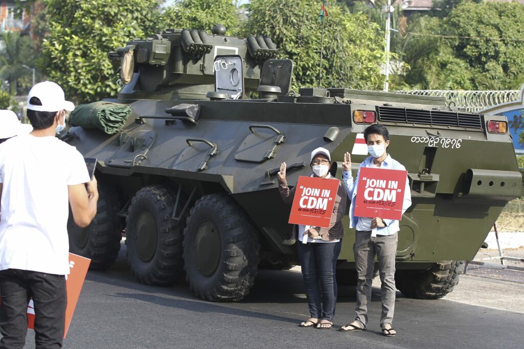 တော်လှန်ရေးအဖွဲ့များက စစ်ရှိန်မြှင့်တိုက်ခိုက်လာသည်နှင့်အမျှ CDM ပြုလုပ်လာသော စစ်သားနှင့်ရဲ ပိုများလာသည်။ဓါတ်ပုံ-AP