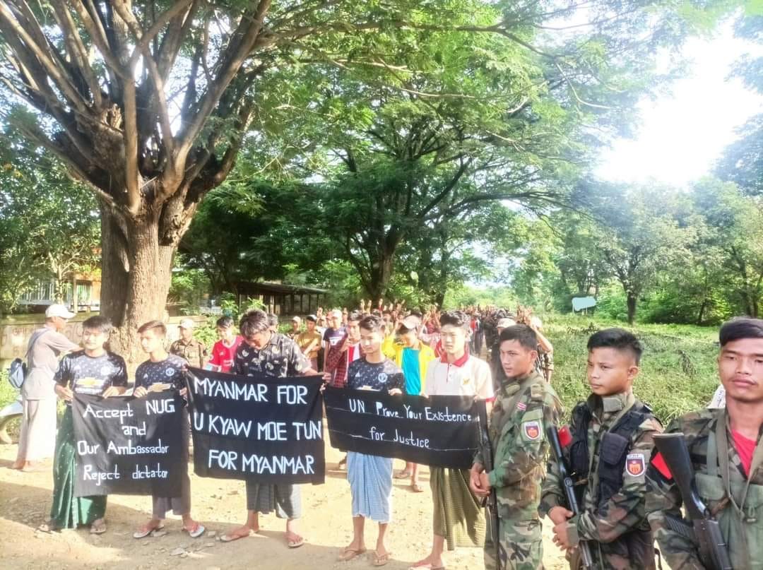 ဂန့်ဂေါမြို့နယ်တွင် ဒေသခံပြည်သူများနှင့် ပကဖ များ ဆန္ဒပြနေစဥ်။ ။ဓါတ်ပုံ-ဂန့်ဂေါခရိုင်အမှတ်၁တပ်ရင်း