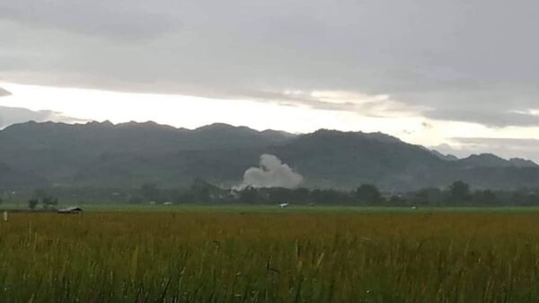 စက်တင်ဘာ ၁၁ ရက်က မိုးဗြဲမြို့တိုက်ပွဲတွင် အကြမ်းဖက်စစ်ကောင်စီက လေယာဥ်အသုံးပြု၍ မြို့တွင်း ဗုံးကြဲခဲ့စဉ်၊ဓာတ်ပုံ - JFK