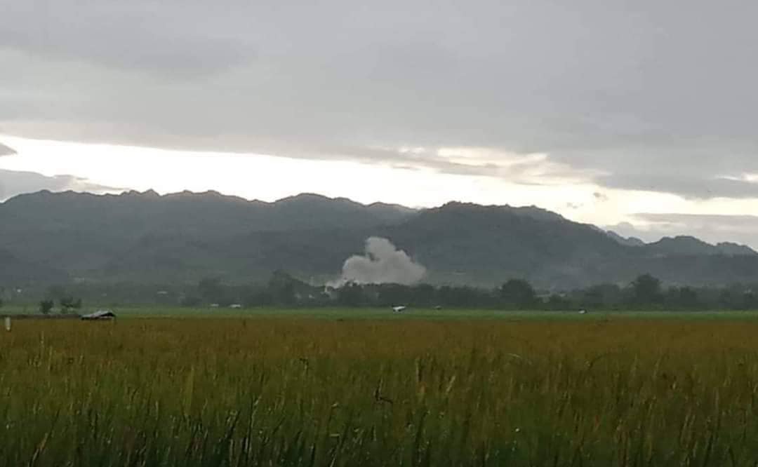စက်တင်ဘာ ၁၁ ရက်က မိုးဗြဲမြို့တိုက်ပွဲတွင် အကြမ်းဖက်စစ်ကောင်စီက လေယာဥ်အသုံးပြု၍ မြို့တွင်း ဗုံးကြဲခဲ့စဉ်၊ဓာတ်ပုံ - JFK