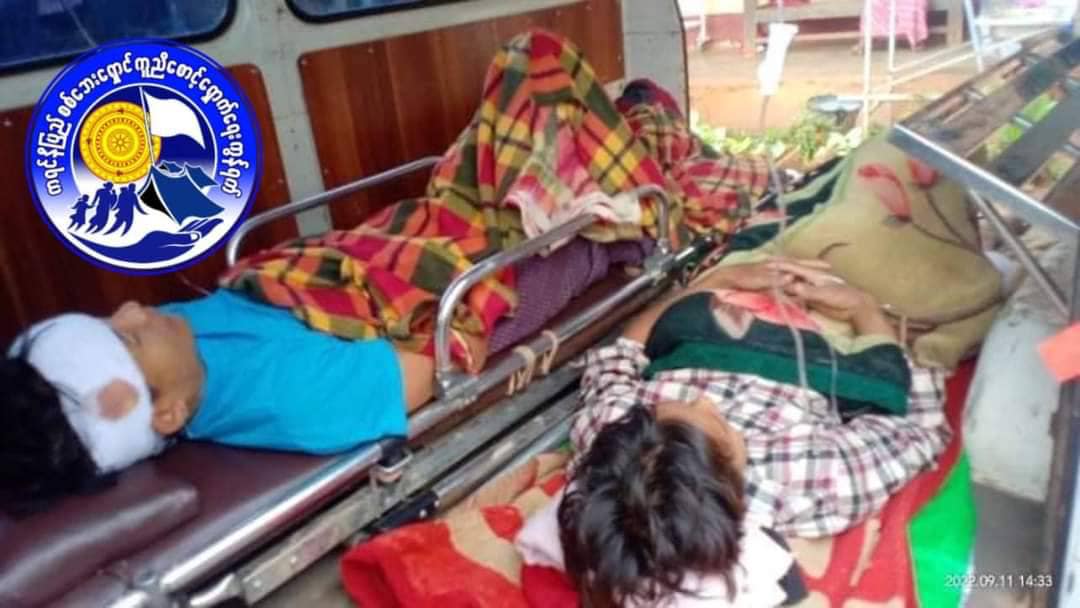 (ယနေ့ နံနက်ပိုင်း စစ်ကောင်စီတပ် ပစ်ခတ်မှုကြောင့် သေဆုံး၊ဒဏ်ရာရရှိသူများနှင့် မွေတော်ဘုရား ကျောင်းဆောင်အား တွေ့ရစဉ်၊ ဓာတ်ပုံ - ကရင်နီစစ်ဘေးရှောင် ကူညီစောင့်ရှောက်ရေးကွန်ရက်၊ PKPF)