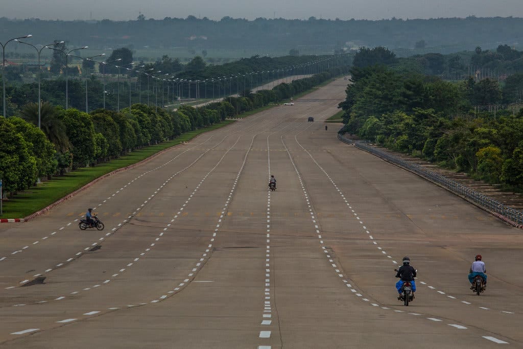 ​နေပြည်​တော်မှ လမ်းကျယ်ကြီးတစ်​နေရာ ။ ဓါတ်ပုံ-The Newyork Times