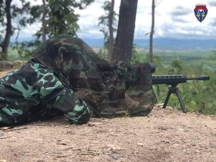(ကော်ဘရာစစ်ကြောင်းမှ စနိုက်ပါဖြင့် ပစ်ခတ်နေသော ရဲဘော်တစ်ဦးအား တွေ့ရစဥ်၊ ဓာတ်ပုံ - ကော်ဘရာစစ်ကြောင်း)