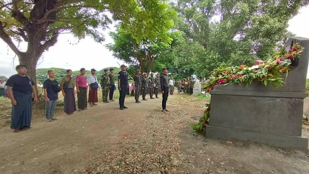 (ရဲဘော်ထက်ကြီး​၏ ဈာပနပြုလုပ်နေစဉ်)