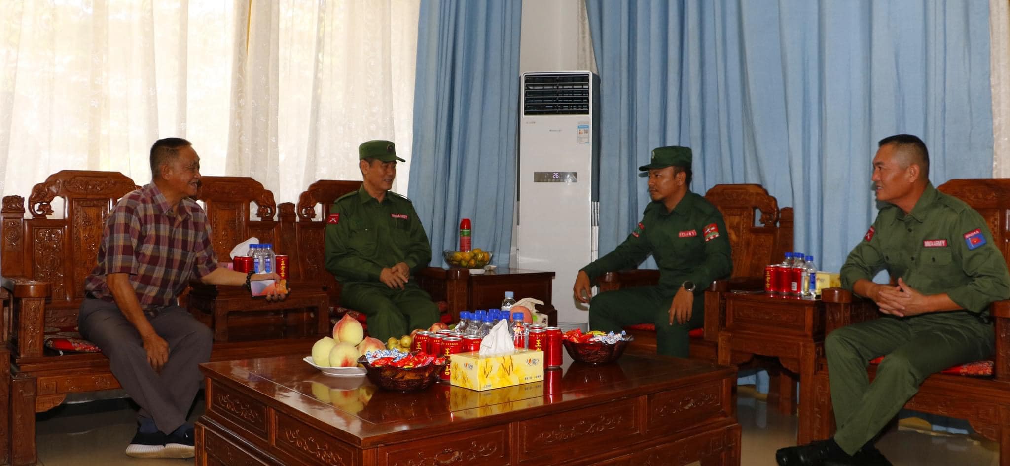 ဝဒေသ၌ တွေ့ဆုံနေစဉ်၊ဓာတ်ပုံ - The Kokang