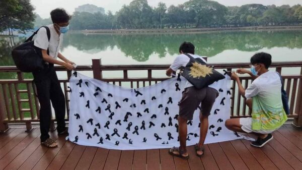 (LGBT Union Mandalay နှင့် လူငယ်သမဂ္ဂဗဟိုတို့ စက်တင်ဘာ ၂၅ ရက်က ရန်ကုန်မြို့တွင် ပြုလုပ်ခဲ့သည့် ဖဲကြိုးနက်ကမ်ပိန်းအား တွေ့ရစဥ်)