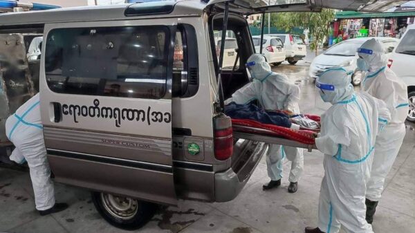 (ပိုးတွေ့အတည်ပြုလူနာတစ်ဦးအား ဆေးရုံသို့ပို့ရန် ပြင်ဆင်နေစဥ်၊ဓာတ်ပုံ - ဧရာဝတီကရုဏာ အခမဲ့ကူညီရေးအသင်း)