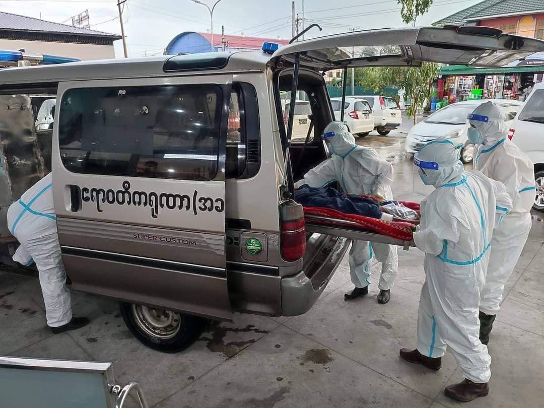 (ပိုးတွေ့အတည်ပြုလူနာတစ်ဦးအား ဆေးရုံသို့ပို့ရန် ပြင်ဆင်နေစဥ်၊ဓာတ်ပုံ - ဧရာဝတီကရုဏာ အခမဲ့ကူညီရေးအသင်း)