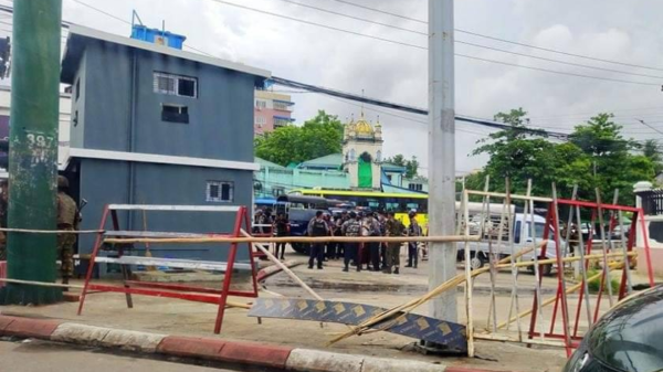 (သမိုင်းလမ်းဆုံရှိ စစ်ကောင်စီ တည်ဆောက်ထားသည့် နှစ်ထပ်ဘန်ကာအား တွေ့ရစဥ်၊ ပုံ‌အဟောင်းအား အသုံးပြုထားပါသည်)