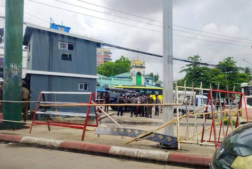 (သမိုင်းလမ်းဆုံရှိ စစ်ကောင်စီ တည်ဆောက်ထားသည့် နှစ်ထပ်ဘန်ကာအား တွေ့ရစဥ်၊ ပုံ‌အဟောင်းအား အသုံးပြုထားပါသည်)