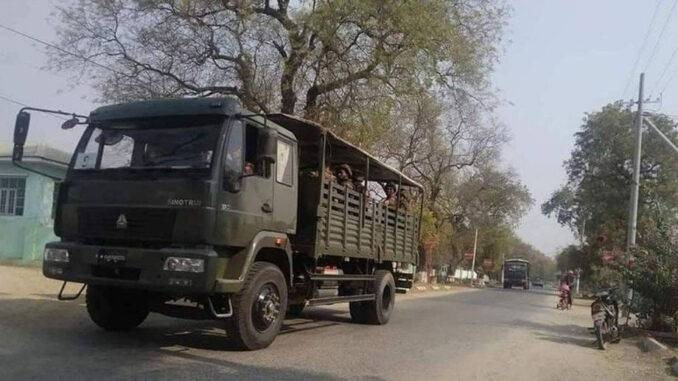 (မုံရွာခရိုင်အတွင်း ဖြတ်သန်းသွားသော စစ်ကောင်စီတပ် ယာဥ်တစ်စီးအား တွေ့ရစဥ်။ဓာတ်ပုံ-CJ)