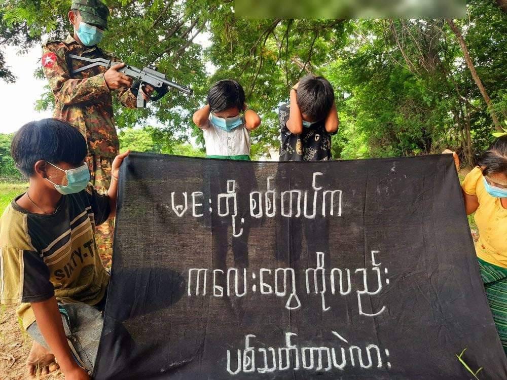 စာသက်နေသောကလေးငယ်များကိုစစ်ကောင်စီတပ်ကလေကြောင်းမှစီးနင်းပစ်ခတ်သတ်ဖြတ်မှုအပေါ်ဆန့်ကျင်ဆန္ဒပြသည့်အနေဖြင့် ပါဖော်မန့်ဖြင့် ဆန္ဒထုတ်ဖော်နေစဥ်။ ဓါတ်ပုံ-ပြည်ကြီးတံခွန်သပိတ်အင်အားစု