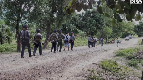 (​မောင်​တောမြို့နယ်​မြောက်ပိုင်းရှိ ကျီးကန်းပြင်-ကြိမ်​ချောင်းကားလမ်း​ပေါ်တွင်စစ်​ကောင်စီတပ်ဖွဲ့ဝင်များကို​တွေ့ရစဥ်။ ။ဓါတ်ပုံ-BNA)