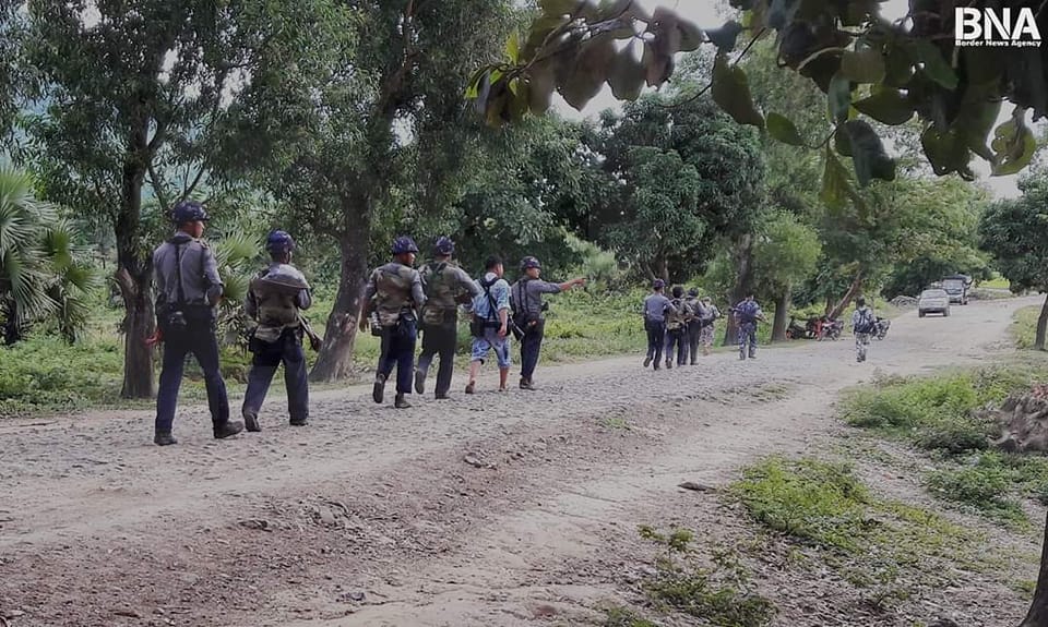 (​မောင်​တောမြို့နယ်​မြောက်ပိုင်းရှိ ကျီးကန်းပြင်-ကြိမ်​ချောင်းကားလမ်း​ပေါ်တွင်စစ်​ကောင်စီတပ်ဖွဲ့ဝင်များကို​တွေ့ရစဥ်။ ။ဓါတ်ပုံ-BNA)