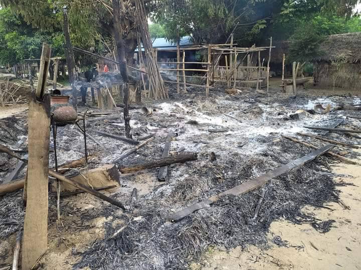 (အင်းပတ်ကျေးရွာအား စစ်ကောင်စီတပ်က ဝင်ရောက်ဖျက်ဆီးမီးရှို့သွားပြီးနောက် တွေ့ရစဥ်၊ဓာတ်ပုံ-ခင်ဦးမြို့နယ်သတင်းမှန်ပြန်ကြားရေး)
