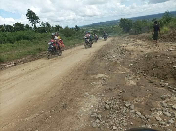 ထွက်ပြေးတိမ်းရှောင်လာသော မြိုင်နယ်ဒေသခံများအား တွေ့ရစဉ်၊ ဓာတ်ပုံ-နွေဦးတော်လှန်ရေးမြိုင်မြို့