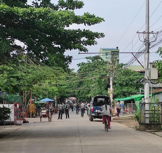 (သာ​ကေတမြို့နယ်တွင် စက်တင်ဘာလဒုတိယပါတ်ကပစ်​ခတ်မှုဖြစ်ပွားပြီး​နောက် စစ်​ကောင်စီရဲများ​ရောက်လာစဥ်။ ဓါတ်ပုံ-CJ)