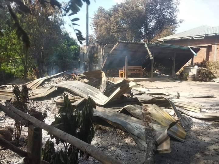 (မီးရှို့ဖျက်ဆီးသတ်ဖြတ်ခံထားရသော ရုပ်အလောင်းနှင့် ကျေးရွာနေအိမ်အချို့အား တွေ့ရစဥ်။ဓာတ်ပုံ- ခင်ဦးမြို့နယ်သတင်းမှန်ပြန်ကြားရေး)