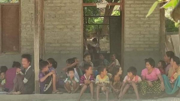 (ထွက်ပြေးတိမ်းရှောင်နေရသည့် ဆိပ်ဖြူနယ်ဒေသခံများအား တွေ့ရစဥ်၊ဓာတ်ပုံ-ဆိပ်ဖြူမြောက်ပိုင်း ပြည်သူ့ကာကွယ်ရေးတပ်ဖွဲ့)