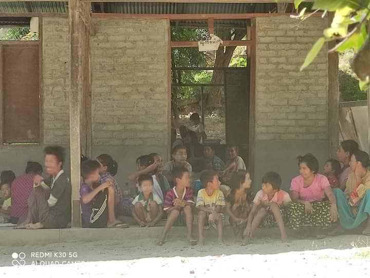 (ထွက်ပြေးတိမ်းရှောင်နေရသည့် ဆိပ်ဖြူနယ်ဒေသခံများအား တွေ့ရစဥ်၊ဓာတ်ပုံ-ဆိပ်ဖြူမြောက်ပိုင်း ပြည်သူ့ကာကွယ်ရေးတပ်ဖွဲ့)