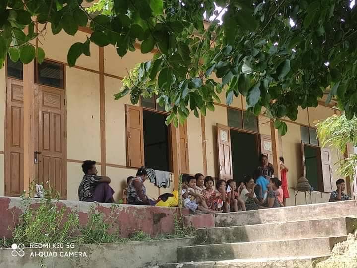 (ထွက်ပြေးတိမ်းရှောင်နေရသည့် ဆိပ်ဖြူနယ်ဒေသခံများအား တွေ့ရစဥ်၊ဓာတ်ပုံ-ဆိပ်ဖြူမြောက်ပိုင်း ပြည်သူ့ကာကွယ်ရေးတပ်ဖွဲ့)