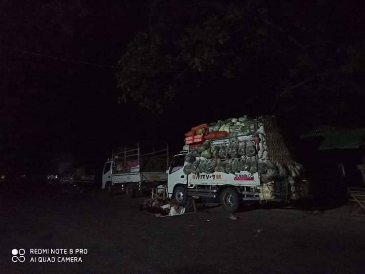 (စစ်ကောင်စီတပ်က ရမ်းသမ်းပစ်ခတ်နေ၍ ရွှေဘို-မန္တလေးလမ်းဘေးတွင် ညအိပ်စောင့်ဆိုင်းနေရသော ခရီးသွားယာဥ်များ။ ။ဓါတ်ပုံ-AN)